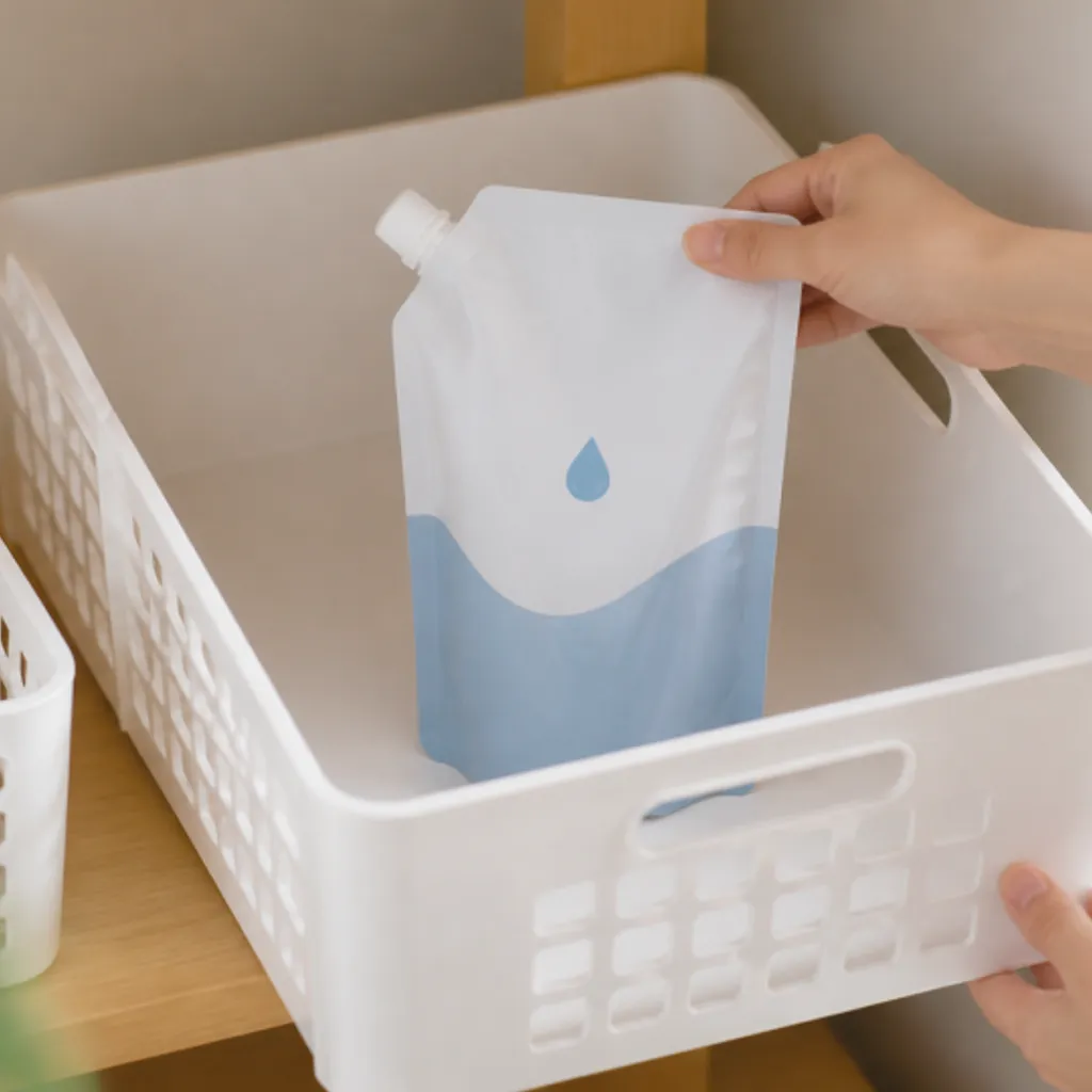 詰め替え洗剤がひとつだけ残る洗面所の収納カゴ