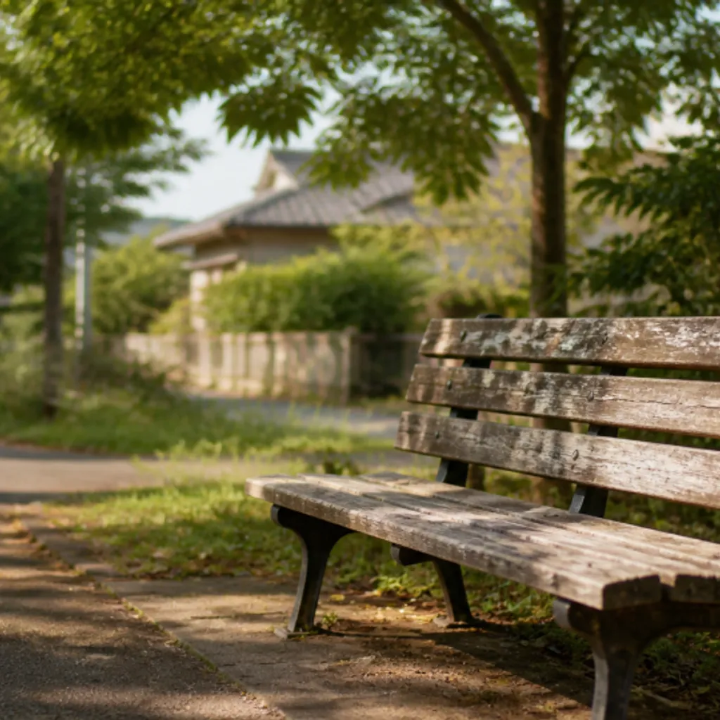 近所の公園にある使い込まれた木のベンチ