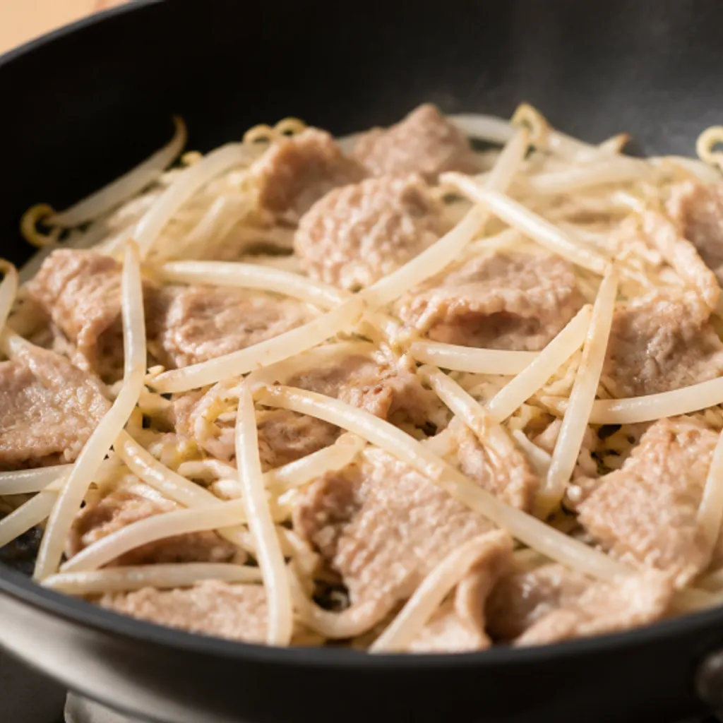 フライパンで炒めた豚肉ともやしの炒め物