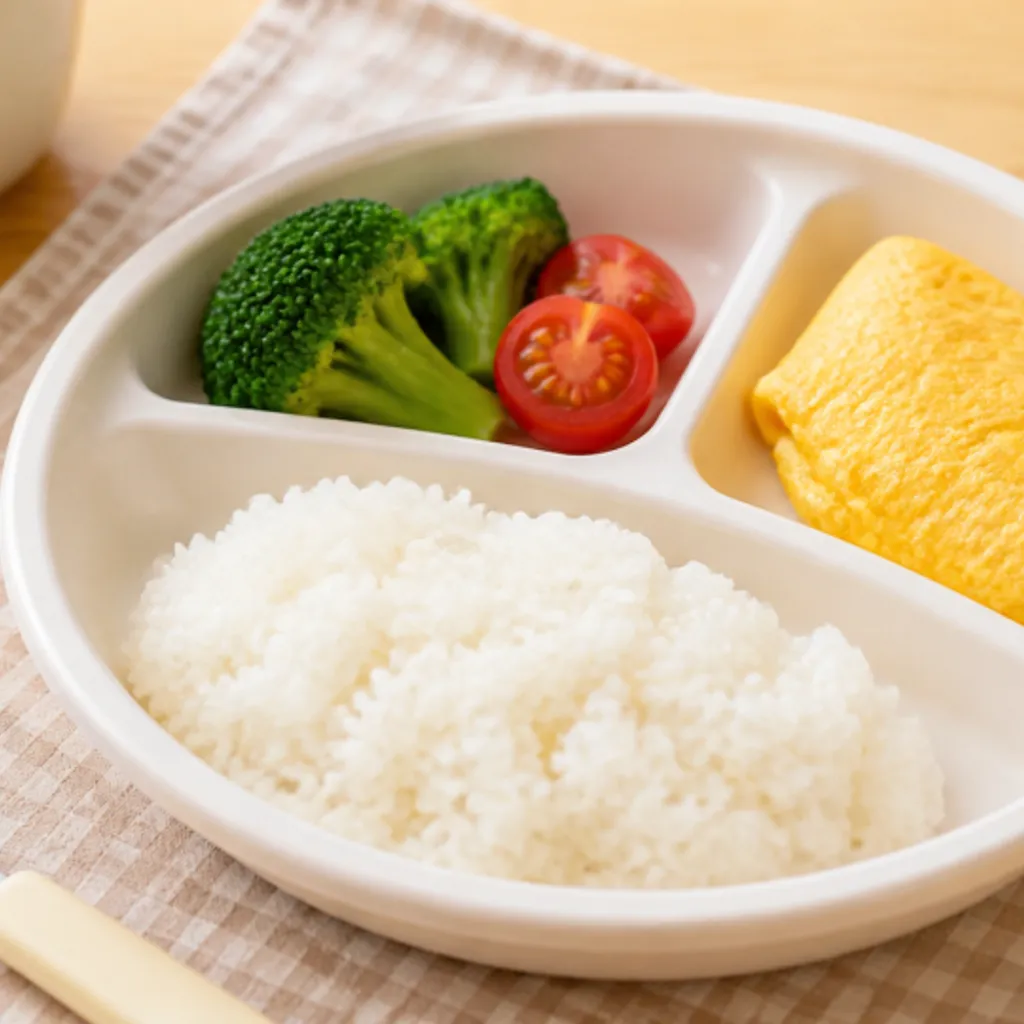 子ども用の食器に盛り付けられた一食分の食事