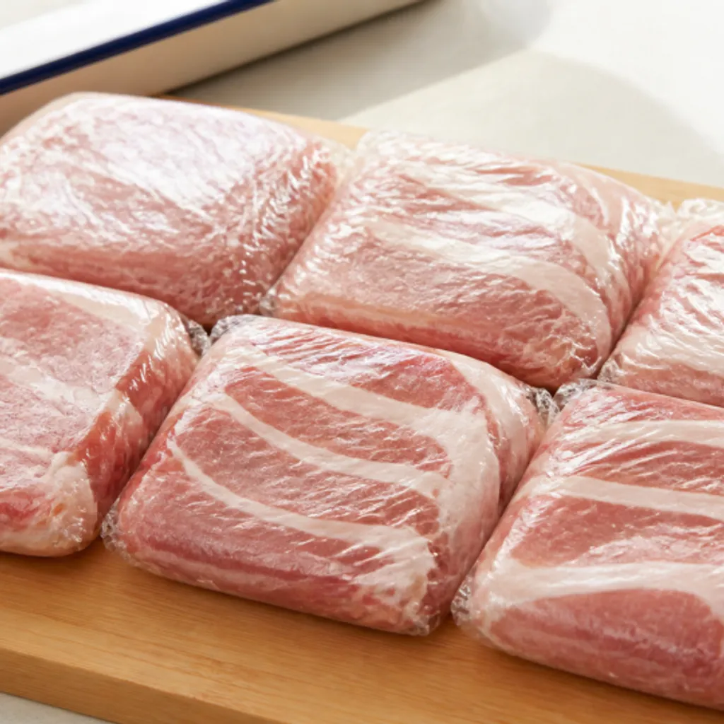 小分けにして冷凍用に包んだ豚こま肉